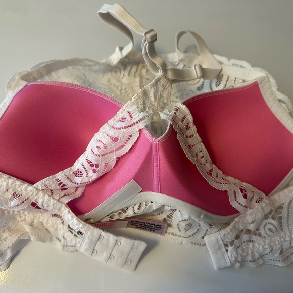 Pink Victoria Secret Push up bra new without tags. - Picture 3 of 3